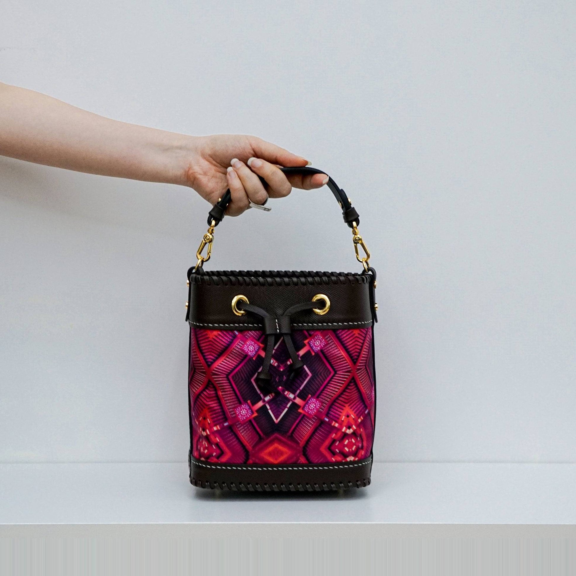 限量款:真絲水桶包 Silk-Leather Bucket Bag